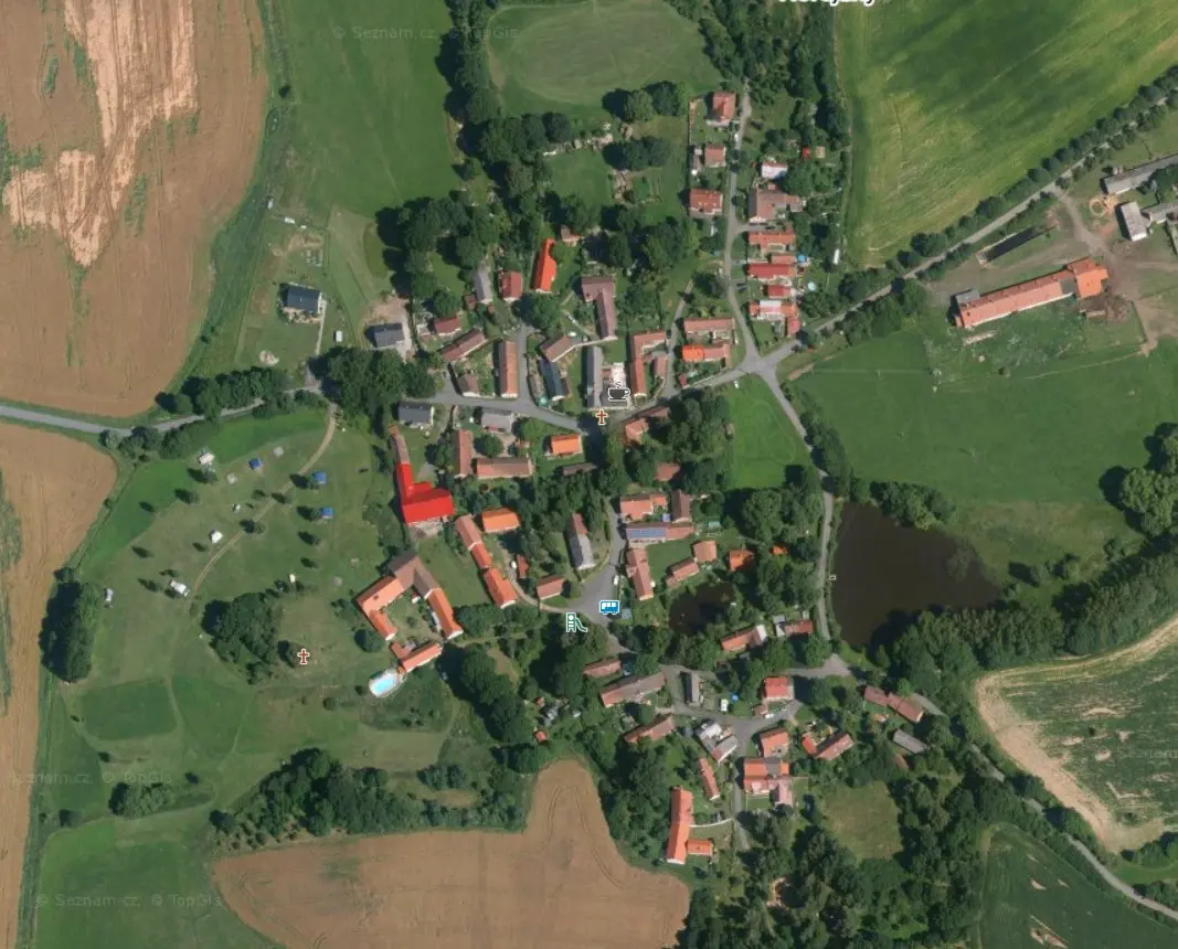 Luchtfoto, camping, te koop in Tsjechie, met zwembad.